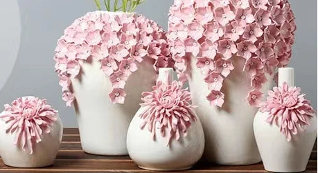Vase rose en porcelaine , sculpté à la main avec des fleurs