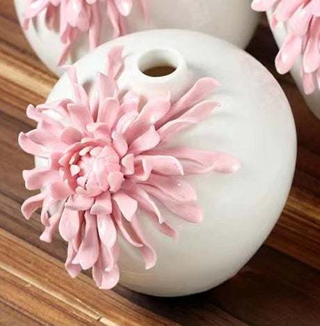 Vase rose en porcelaine , sculpté à la main avec des fleurs