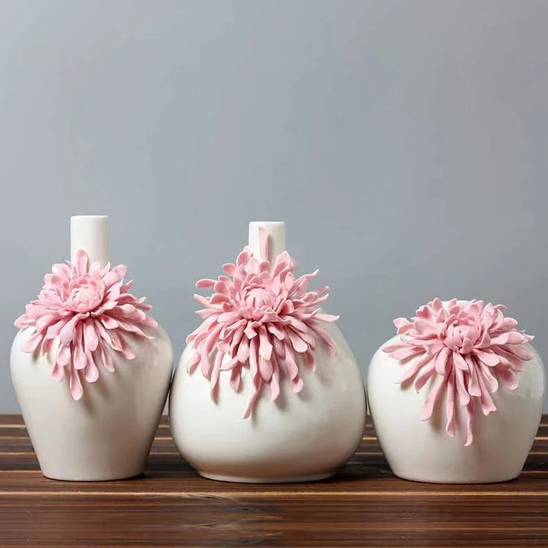 Vase rose en porcelaine , sculpté à la main avec des fleurs
